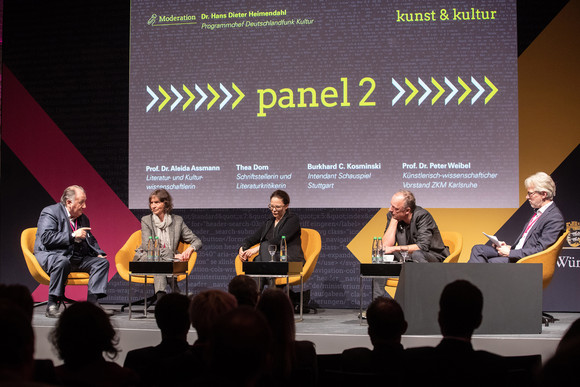 Panel 2 (Kunst & Kultur): Gesprächsrunde mit (v.l.n.r.) Prof. Dr. Peter Weibel, Prof. Dr. Aleida Assmann, Thea Dorn, Burkhard C. Kosminski und Moderator Dr. Hans Dieter Heimendahl (Bild: Staatsministerium Baden-Württemberg)