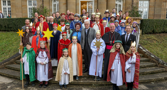 Ministerpräsident Winfried Kretschmann und seine Ehefrau Gerlinde, Staatsminister Dr. Florian Stegmann und Weihbischof Dr. Peter Birkhofer mit Sternsingerinnen und Sternsingern vor der Villa Reitzenstein