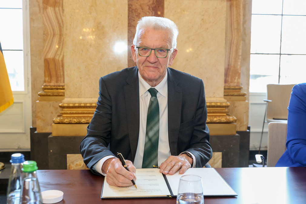 Ministerpräsident Winfried Kretschmann bei der Unterzeichnung des Bündnisses