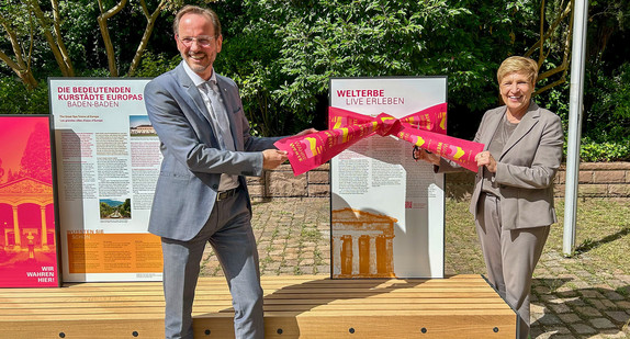 Ministerin Nicole Razavi MdL (rechts) und Baden-Badens Erster Bürgermeister Alexander Wieland weihen die WahreWunderBänke in Baden-Baden ein. 
