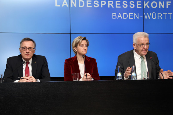 Ministerpräsident Winfried Kretschmann (r.), Wirtschaftsministerin Nicole Hoffmeister-Kraut (M.) und der Technologiebeauftragte der Landesregierung, Professor Dr. Wilhelm Bauer (l.)