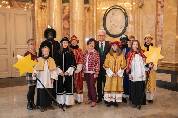 Ministerpräsident Winfried Kretschmann und seine Frau Gerlinde (M.) mit den Sternsingern von St. Fidelis (Sigmaringen) (Bild: Staatsministerium Baden-Württemberg)