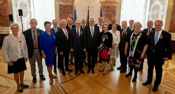 Gruppenbild mit Ministerpräsident Winfried Kretschmann (M.) und den Ordensprätendenten (Bild: Staatsministerium Baden-Württemberg)