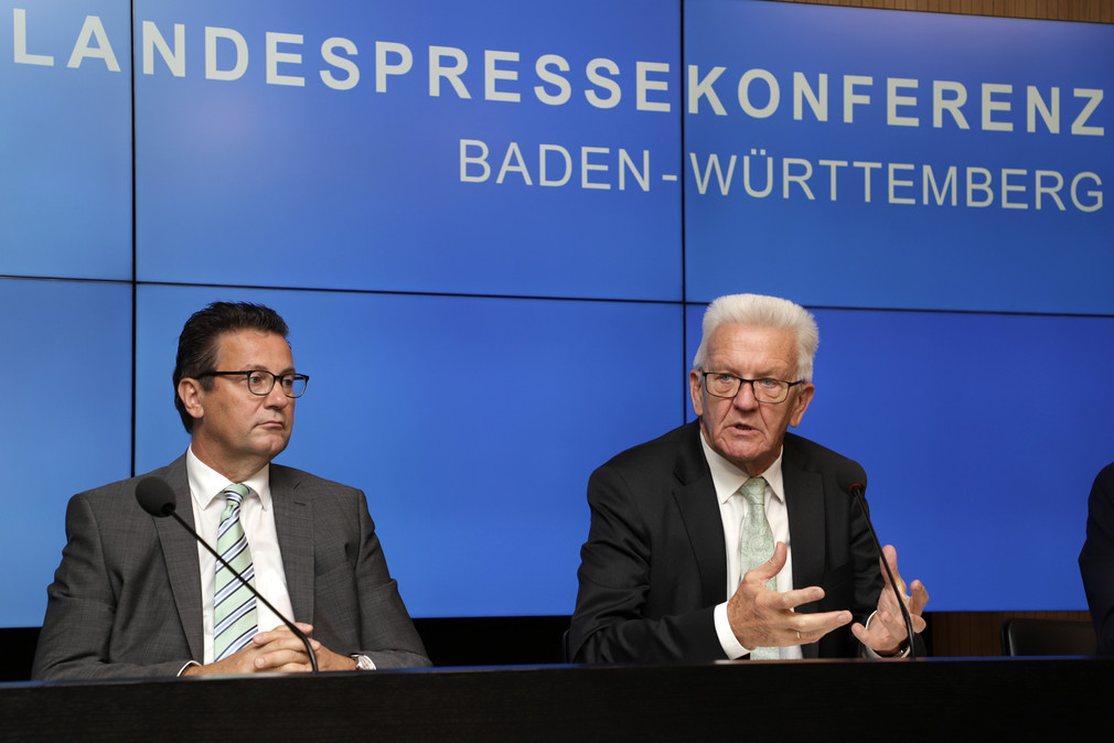 Ministerpräsident Winfried Kretschmann (r.) und Landwirtschaftsminister Peter Hauk (l.) bei der Regierungspressekonferenz (Bild: Staatsministerium Baden-Württemberg)
