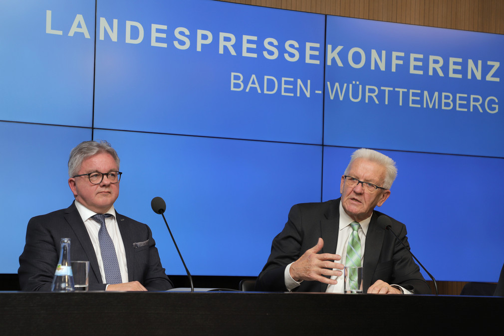 Ministerpräsident Winfried Kretschmann und Europaminister Guido Wolf bei der Regierungspressekonferenz (Bild: Staatsministerium Baden-Württemberg)