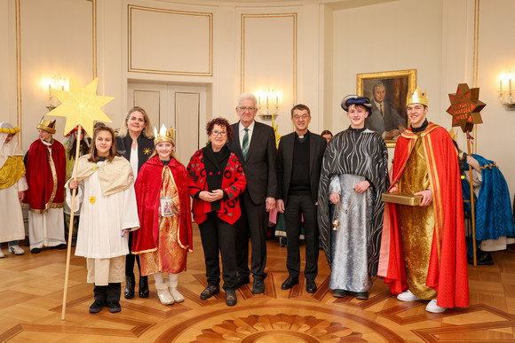 Ministerpräsident Winfried Kretschmann und seine Ehefrau Gerlinde mit der Sternsingergruppe der Pfarrgemeinde Herz Jesu Bad Rappenau (Seelsorgeeinheit Bad Rappenau und Obergimpern)