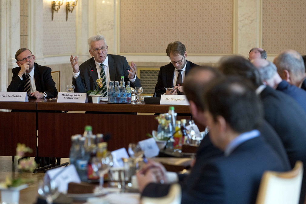 Ministerpräsident Kretschmann im Gespräch mit den Präsidenten und Hauptgeschäftsführer der Industrie- und Handelskammern