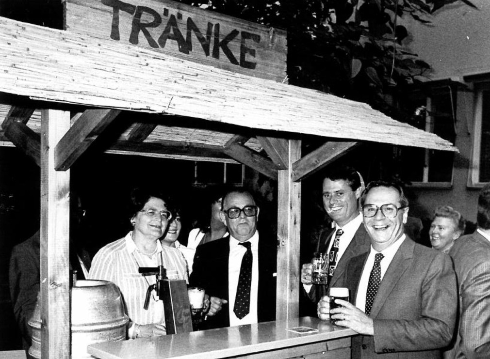 (1982) Ministerin Annemarie Griesinger und Minister Hans-Jürgen Wischnewski an der „Tränke“