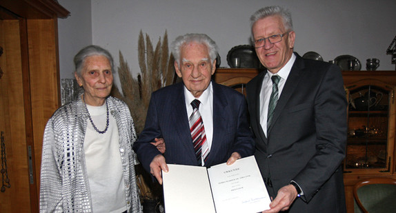 Ministerpräsident Winfried Kretschmann (r.), Pfarrer i. R. Dr. Jörg Zink (M.) und dessen Ehefrau (l.)