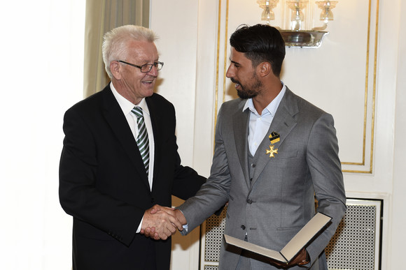 Ministerpräsident Winfried Kretschmann (l.) und Sami Khedira (r.)