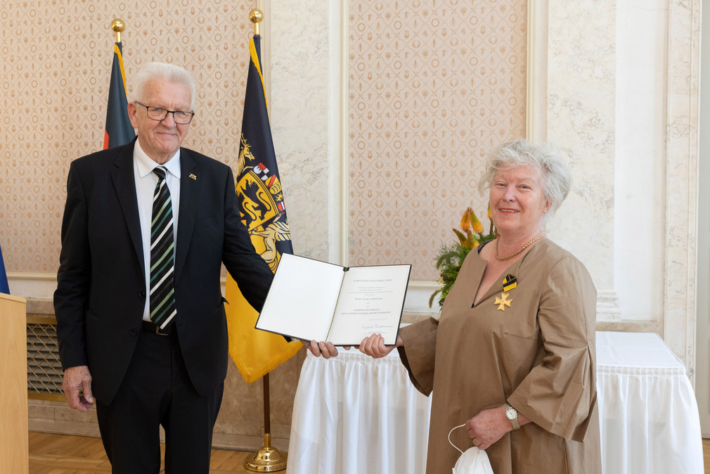 Ministerpräsident Winfried Kretschmann (l.) und Ilse Teipelke (r.)
