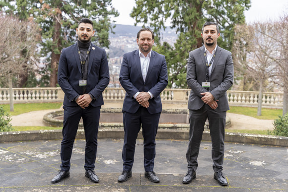 Gespräch Austausch zur Situation der Jesiden von links nach rechts: Sarkis Agojan, Staatssekretär Florian Hassler und Gohdar Alkaidy stehen vor der Villa Reitzenstein.