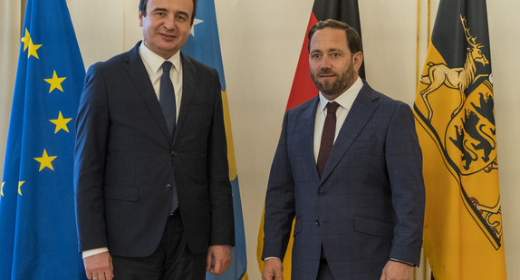 Staatssekretär Florian Hassler (rechts) und der Premierminister der Republik Kosovo, Albin Kurti (links)