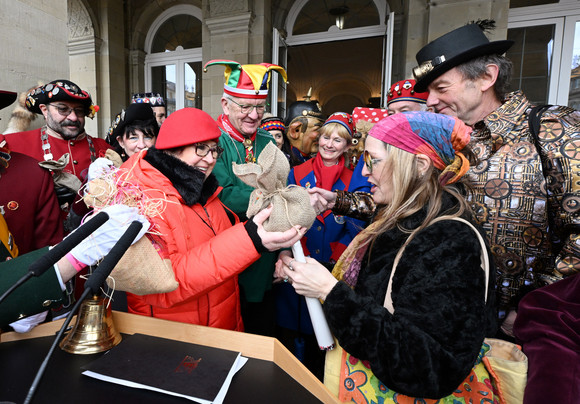 Gerlinde Kretschmann (links) übergibt eine Spende an die Schwäbische Tafel Stuttgart e.V.