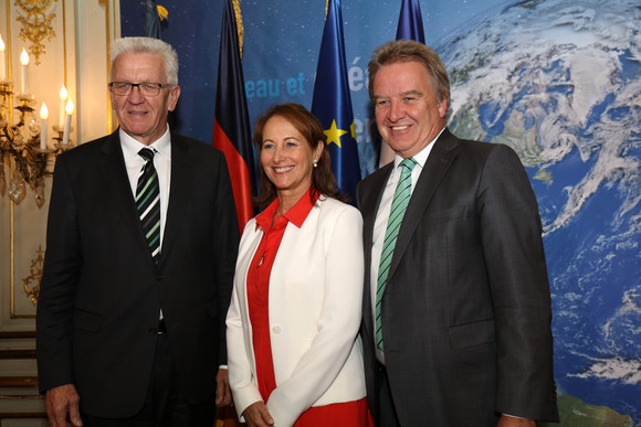 Ministerpräsident Winfried Kretschmann (l.),  die französische Umweltministerin Ségolène Royal (M.) und Umweltminister Franz Untersteller (r.) bei der Unterzeichnung der Klimaschutzvereinbarung