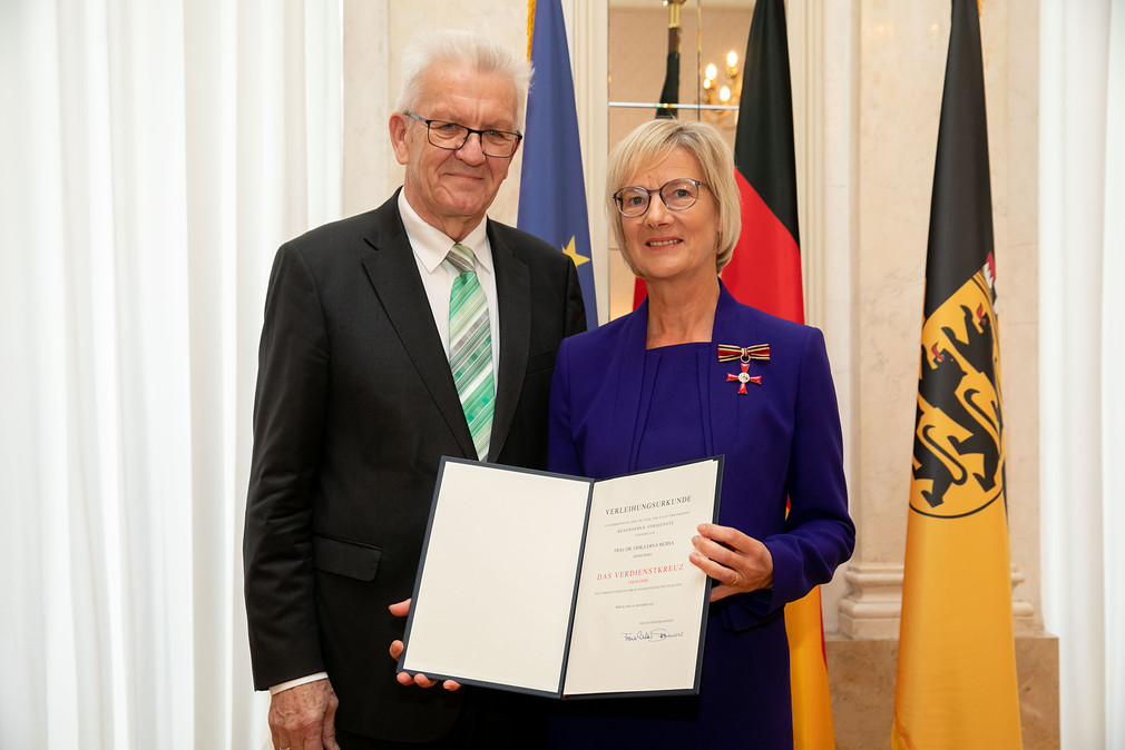 Ministerpräsident Winfried Kretschmann (l.) und Dr. Erika Mursa (r.) (Bild: Staatsministerium Baden-Württemberg)