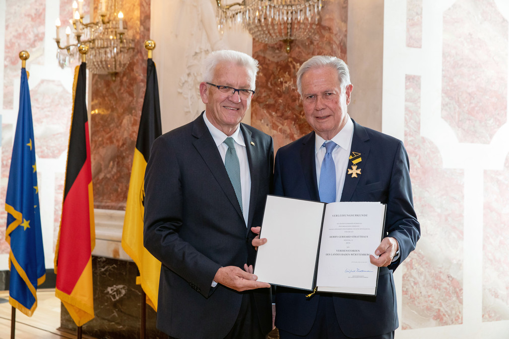 Ministerpräsident Winfried Kretschmann (l.) und Minister a. D. Gerhard Stratthaus (r.) (Bild: Staatsministerium Baden-Württemberg)