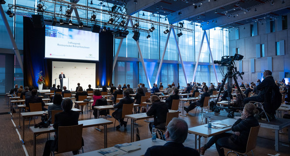 Ministerpräsident Winfried Kretschmann hält eine Rede bei der dritten Jahresveranstaltung des Forums Gesundheitsstandort Baden-Württemberg.