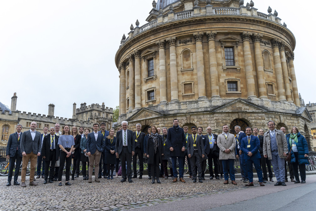 Gruppenbild mit Ministerpräsident Winfried Kretschmann vor der University of Oxford