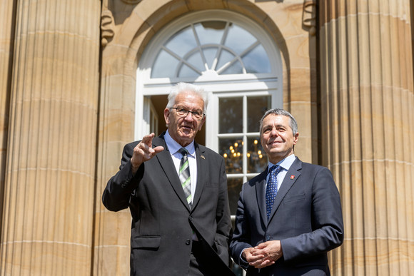 Ministerpräsident Winfried Kretschmann (links) im Gespräch mit dem Schweizer Bundespräsidenten Ignazio Cassis (rechts)