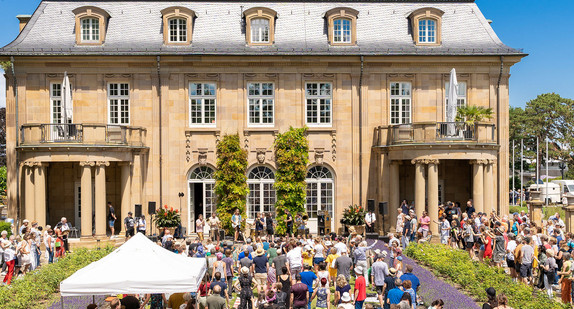 Im Rosengarten im Park der Villa Reitzenstein spielt eine Band vor Publikum.