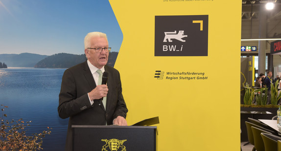 Ministerpräsident Winfried Kretschmann bei der Eröffnung des Gemeinschaftsstandes von BW_i, e-mobil BW und Wirtschaftsförderung Region Stuttgart