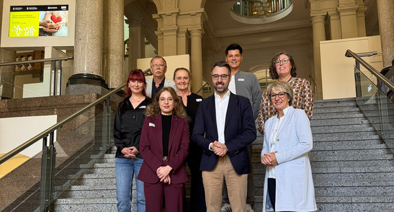 Vordere Reihe (von links nach rechts): Julia Hellmann, Minister der Justiz und für Migration Moritz Oppelt und Petra Klein Hintere Reihe (von links nach rechts): Dr. Sarah Straub, Michael Kühn, Anne Stöhr, Panajotis Neuert und Claudia Österle