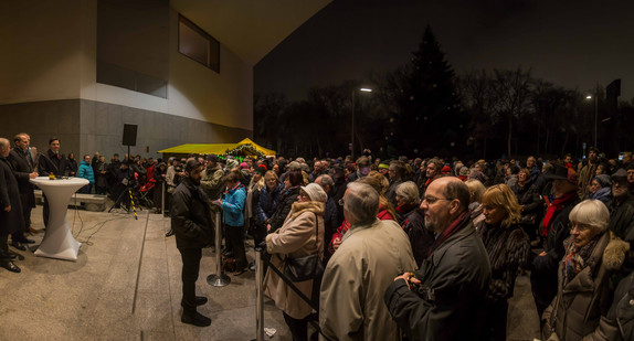 Warten auf das Erleuchten des hier noch unbeleuchteten Baumes.