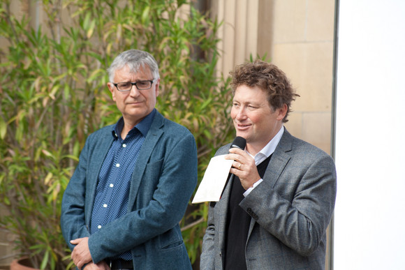 Der stellvertretende Sprecher der Landesregierung, Arne Braun (l.), und Opernintendant Viktor Schoner (r.) (Bild: Staatsministerium Baden-Württemberg)