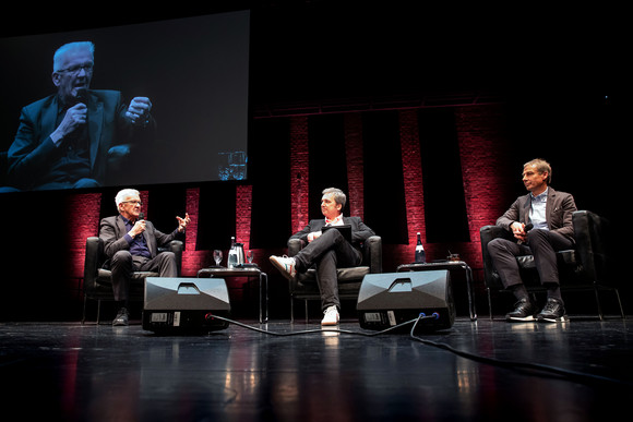 v.l.n.r.: Ministerpräsident Winfried Kretschmann, Arnd Zeigler und Jürgen Klinsmann (Bild: Staatsministerium Baden-Württemberg)