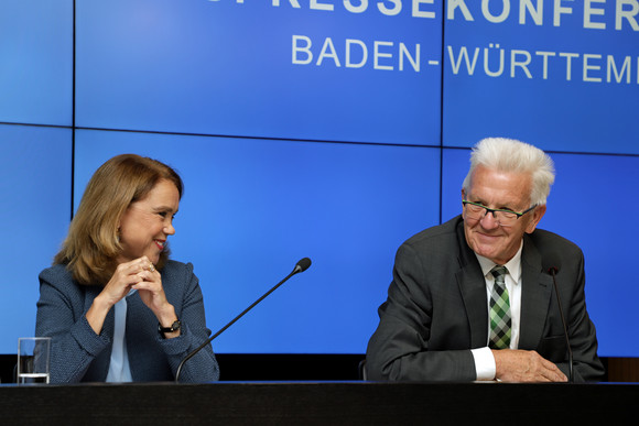 Kunststaatssekretärin Petra Olschowski (l.) und Ministerpräsident Winfried Kretschmann (r.) bei der Regierungspressekonferenz (Bild: Staatsministerium Baden-Württemberg)