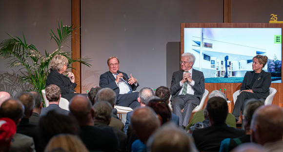 Buchvorstellung und Diskussion Im Herzen grün – Die Biografie V.l.n.r.: Moderatorin Hanni Hüsch, Armin Laschet, Winfried Kretschmann und Mona Neubaur