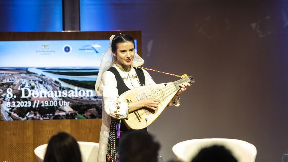 Die moldawische Sängerin Stela Botez steht auf der Bühne mit einer Mandoline auf der Bühne