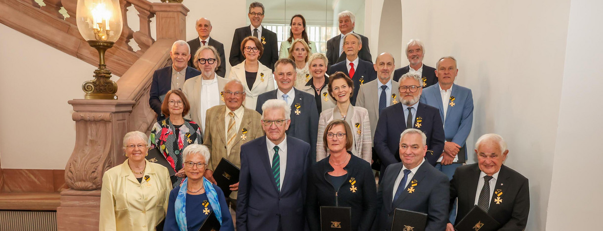 Gruppenbild mit Ministerpräsident Winfried Kretschmann (vorne, 3. von links) und den Ordensprätendentinnen und Ordensprätendenten