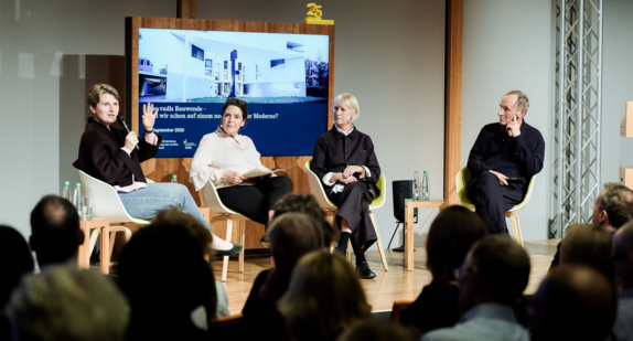 v.l.n.r.: Annabelle von Reutern, Architektin, Amber Sayah, Journalistin, Jórrun Ragnarsdottir, Architektin und Volker Staab, Architekt
