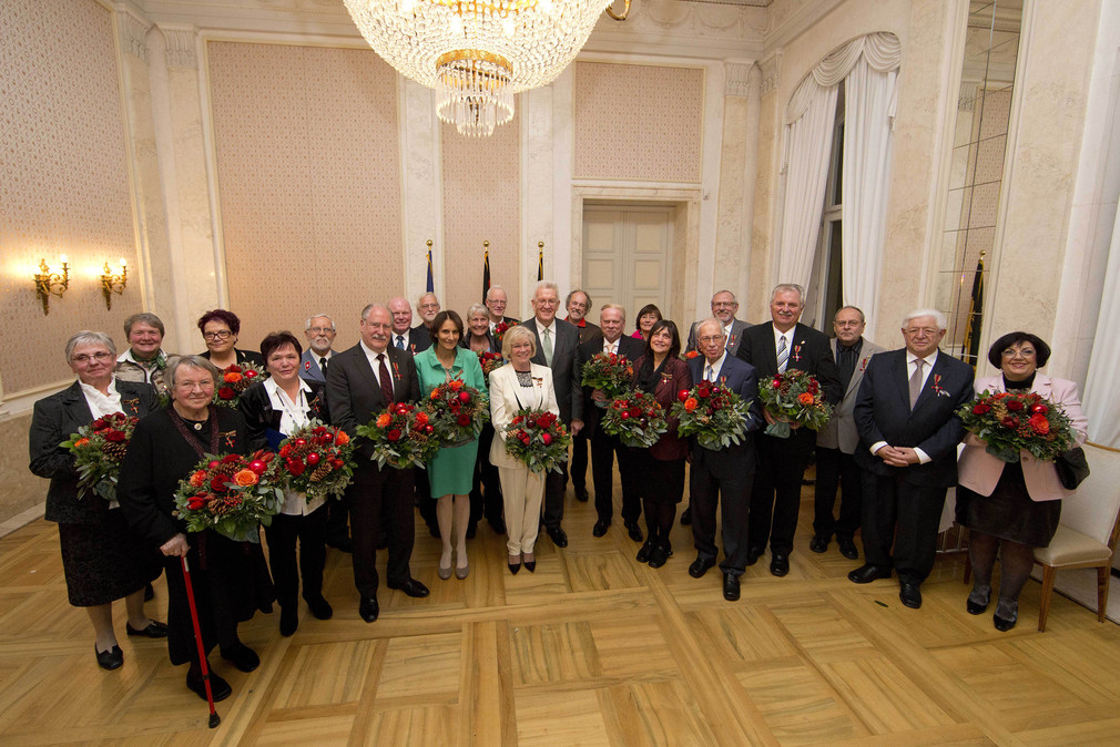 Gruppenbild der Ordensprätendenten mit Ministerpräsident Winfried Kretschmann