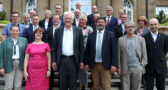 Ministerpräsident Winfried Kretschmann mit den Mitgliedern des Begleitgremiums zum Sonderprogramm Biodiversität am 19. Juni 2018 vor der Villa Reitzenstein in Stuttgart (Foto: © Staatsministerium Baden-Württemberg)