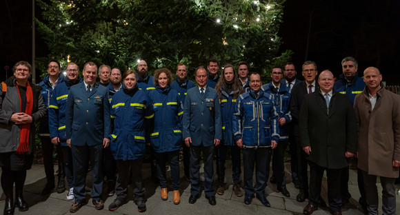 Die Helfer: Gruppenbild des Technischen Hilfswerks mit Dienststellenleiter Stephan Ertner, Leni Breymaier, Roderich Kiesewetter und Thomas Häfele