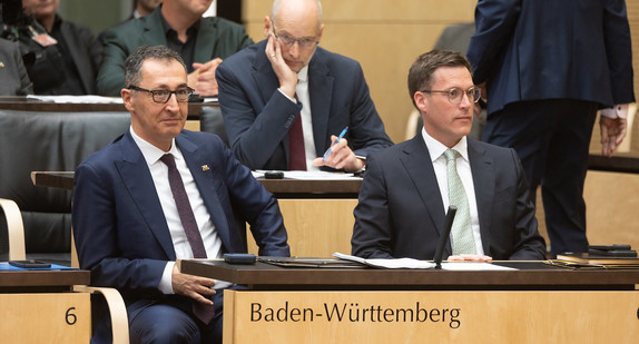 Ministerpräsident Cem Özdemir und Innenminister Manuel Hagel sitzen auf der Länderbank im Bundesrat.