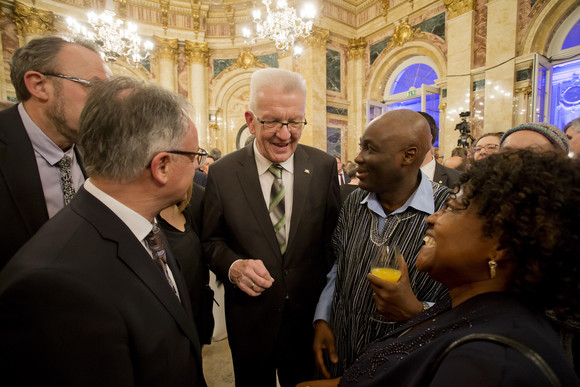 Ministerpräsident Winfried Kretschmann (M.) im Gespräch mit Gästen