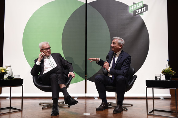 Ministerpräsident Winfried Kretschmann (l.) und Innenminister Thomas Strobl (r.) (Bild: Staatsministerium Baden-Württemberg)