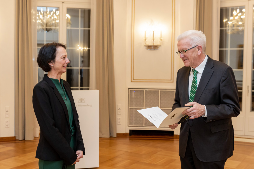 Ministerpräsident Winfried Kretschmann (rechts) übergibt hat der neuen Regierungspräsidentin des Regierungsbezirks Stuttgart, Susanne Bay (links), die Ernennungsurkunde.