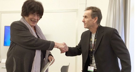 Die Staatsrätin für Zivilgesellschaft und Bürgerbeteiligung, Gisela Erler (l.), nimmt im Staatsministerium einen Brief von Peter Erben (r.) von der Bürgerinitiative Neckartor entgegen. (Foto: © dpa)