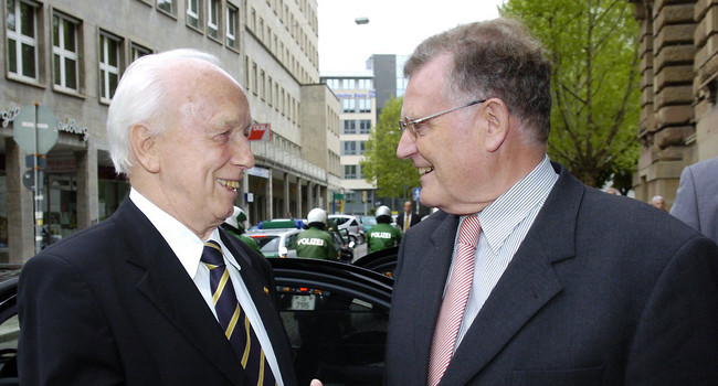Ferenc Madl (links), der Präsident der Republik Ungarn, wird vor dem Haus der Wirtschaft in Stuttgart vom baden-württembergischen Ministerpräsidenten Erwin Teufel (rechts) begrüßt. 