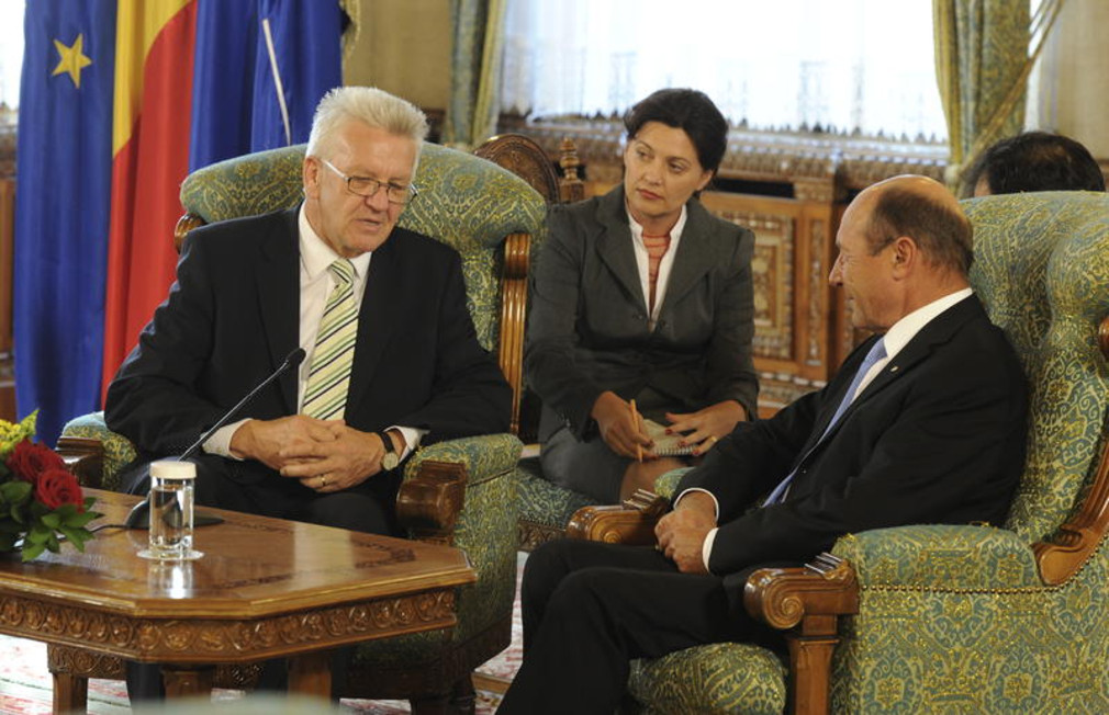 Ministerpräsident Winfried Kretschmann (l.) im Gespräch mit Staatspräsident Traian Basescu (r.) (Foto: ddp images/dapd/Daniel Maurer)