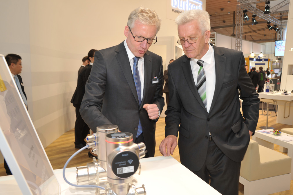 Ministerpräsident Winfried Kretschmann (r.) beim Stand der Bürkert Werke GmbH mit Geschäftsfüher Heribert Rohrbeck (l.)