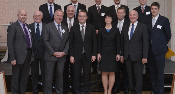 Europaminister Peter Friedrich (1. Reihe, M.) mit Teilnehmern an der Botschafterkonferenz der Westbalkanstaaten