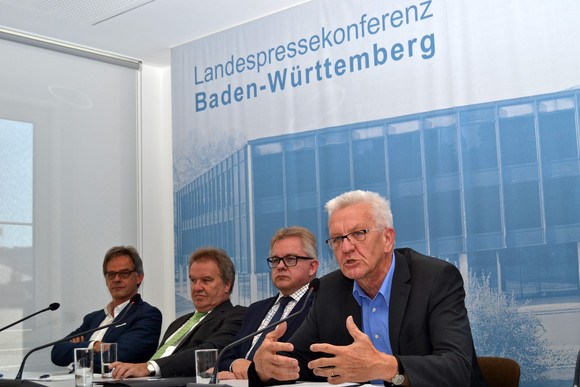 v.l.n.r.: Regierungssprecher Rudi Hoogvliet, Umweltminister Franz Untersteller, Justizminister Guido Wolf und Ministerpräsident Winfried Kretschmann