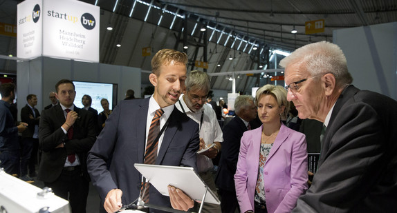 Ministerpräsident Winfried Kretschmann (r.) und Ministerin Nicole Hoffmeister-Kraut (M.)
