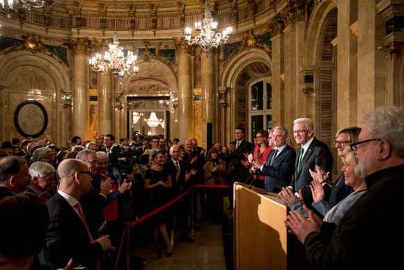 Ministerpräsident Winfried Kretschmann mit den Mitgliedern des Kabinetts (r.) vor den Gästen